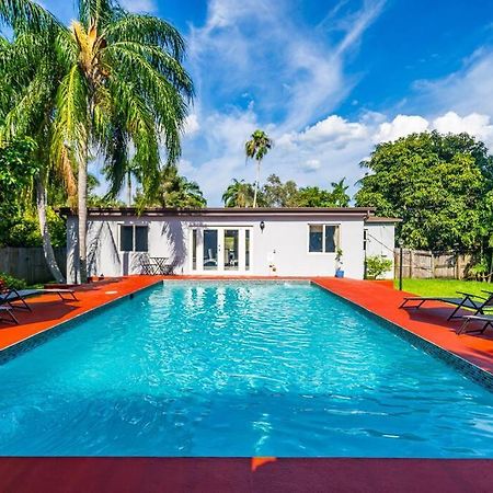 Spacious 3 Bedroom Home With Oversized Pool & Backyard Miami Exterior photo