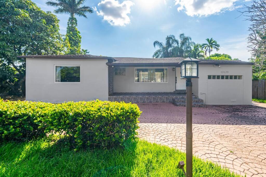 Spacious 3 Bedroom Home With Oversized Pool & Backyard Miami Exterior photo