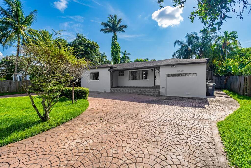 Spacious 3 Bedroom Home With Oversized Pool & Backyard Miami Exterior photo