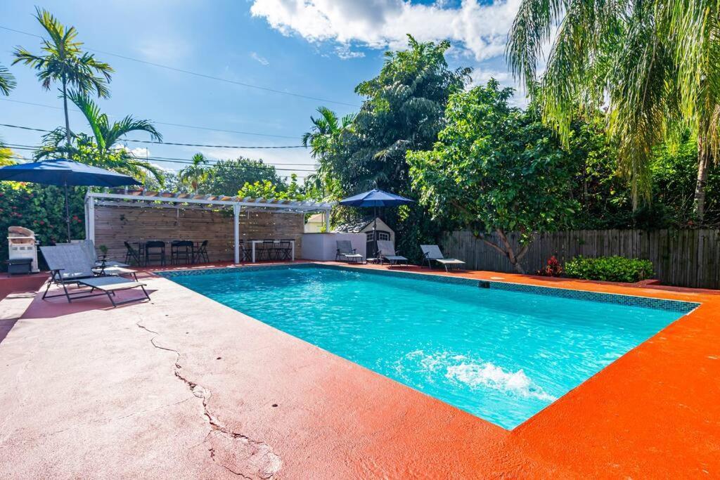 Spacious 3 Bedroom Home With Oversized Pool & Backyard Miami Exterior photo