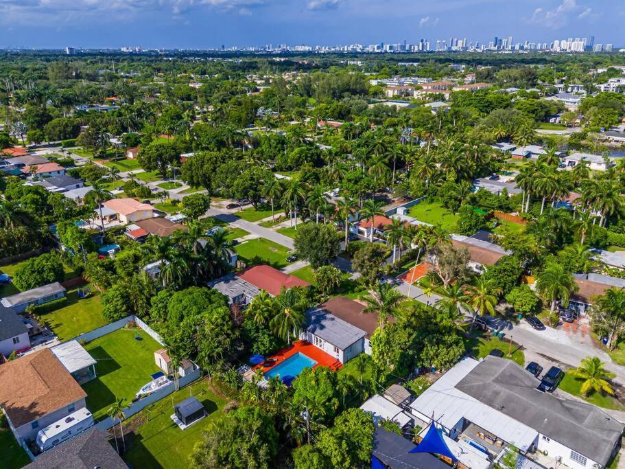 Spacious 3 Bedroom Home With Oversized Pool & Backyard Miami Exterior photo